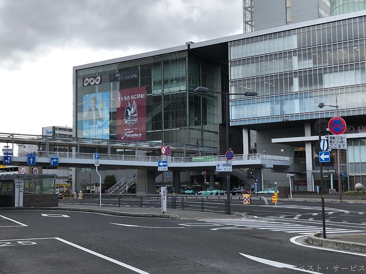 岡山駅と連絡通路で隣接している建物