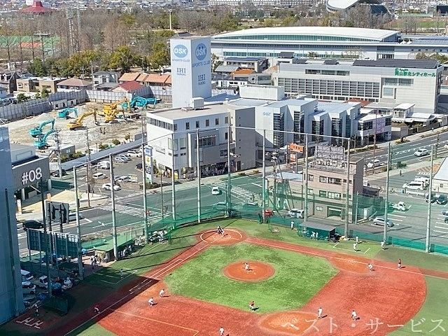 16階から見下ろした景色　商大付属高校グラウンド　遠景は岡山県総合グラウンド